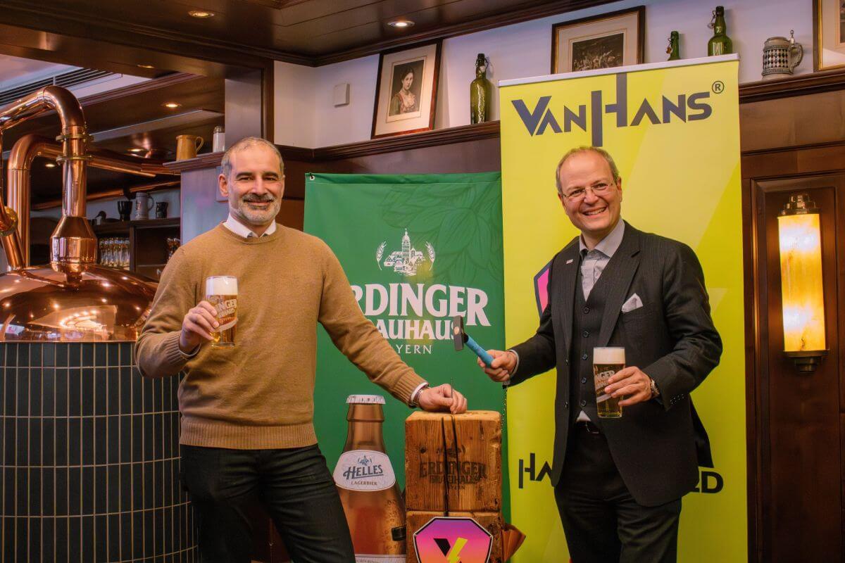 Dr. Markus Thannhuber überreicht die ERDINGER Brauhaus-Edition des VanHans Nagelstocks an Dr. Stefan Kreisz