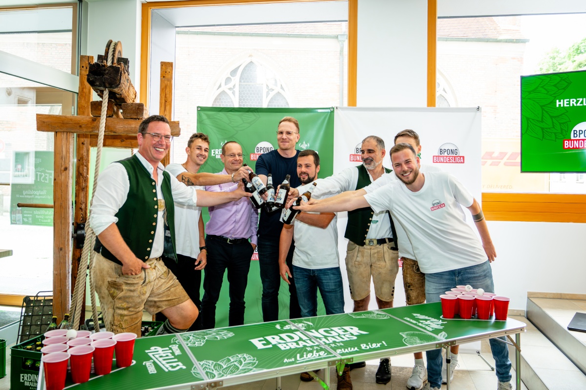 ERDINGER Brauhaus und die BPong-Bundesliga stoßen auf die neue Partnerschaft an.