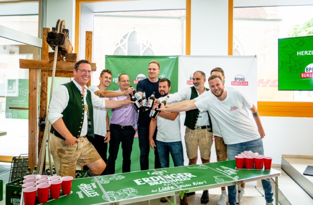 ERDINGER Brauhaus und die BPong-Bundesliga stoßen auf die neue Partnerschaft an.