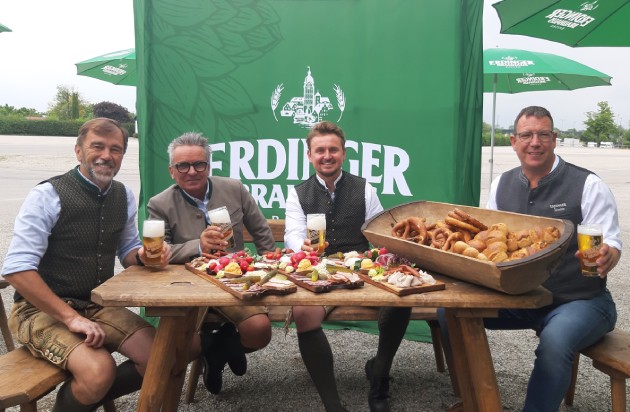 Bei der Pressekonferenz zur Vorstellung der ERDINGER Hütt'n (v.l.): Josef Westermeier (Geschäftsführer Marketing und Vertrieb ERDINGER Weißbräu), die neuen Festwirte Manfred Kolbeck und David Ritter sowie Wolfgang Kuffner (Gesamtleitung Marketing ERDINGER Weißbräu) - Bildquelle: Hans Moritz